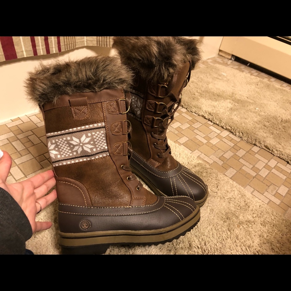 Cute brown snow boots! Never worn!!